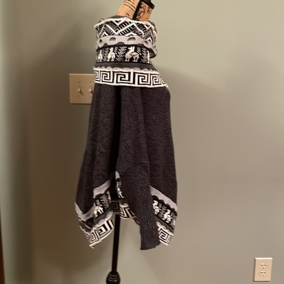 Ecologic Arts shrug, poncho, sweater combo. - Picture 5 of 14